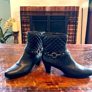 Munro like new Women’s Laconia Quilted ankle boots 81/2